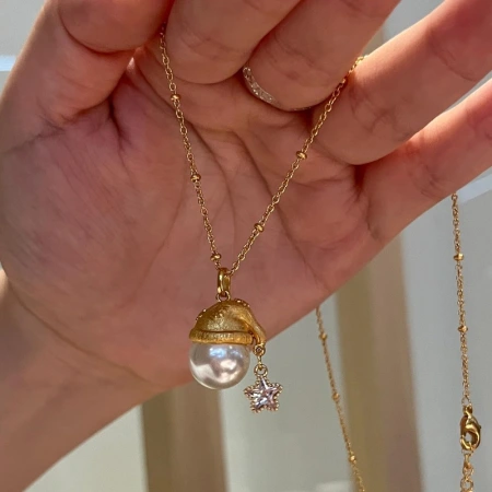 French light luxury retro brushed pearl Christmas hat, star necklace, niche exquisite socialite style, high-end collarbone chain French light luxury retro brushed pearl Christmas hat, star necklace, niche exquisite socialite style, high-end collarbone chain